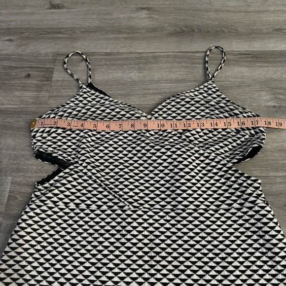 H&M black and white geometrical print dress size large - Picture 5 of 7